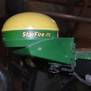 John Deere Starfire iTC GPS-Receiver an Halterung