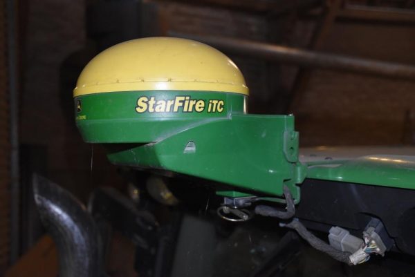 John Deere Starfire iTC GPS-Receiver an Halterung